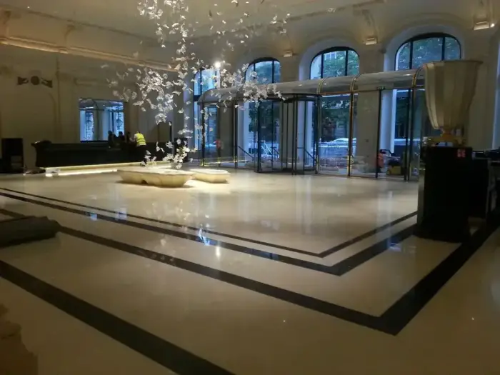 Sol en marbre parfaitement rénové dans le hall d'un hôtel de luxe parisien