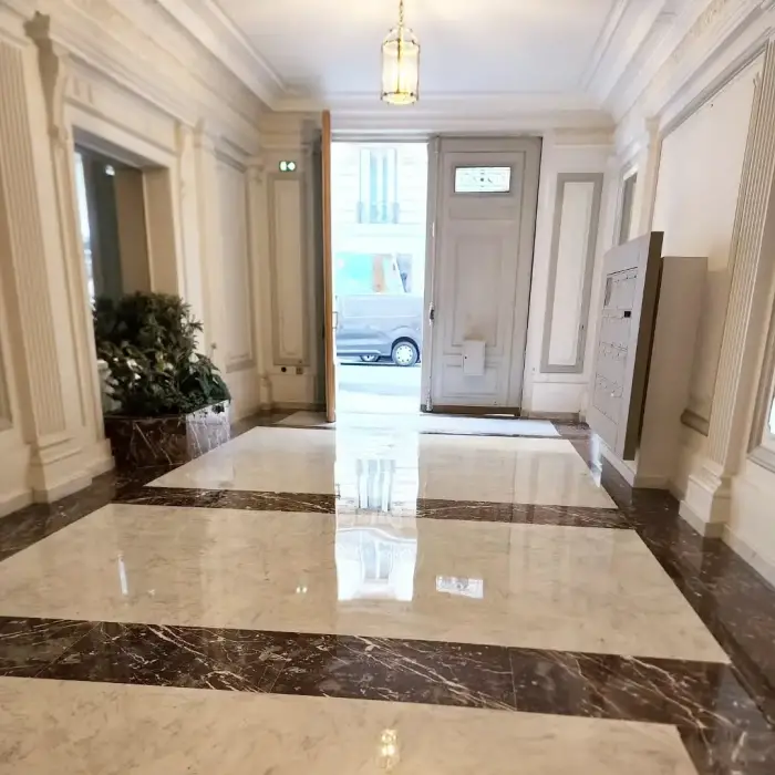 Expert réalisant un ponçage de sol en marbre sans poussière à Neuilly