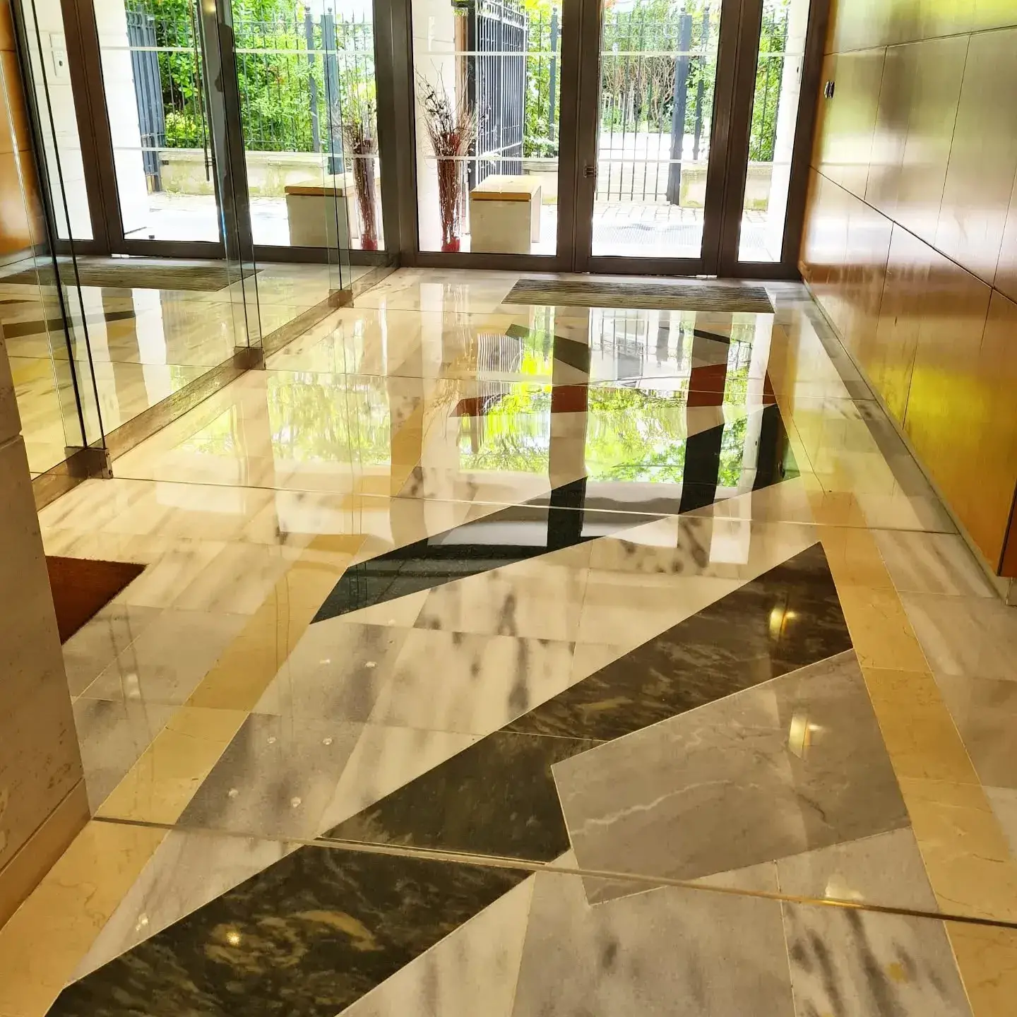 Artisan réalisant une cristallisation de marbre dans un hall d'entrée à Neuilly